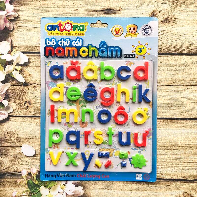 Bảng chữ cái nam châm đơn giản cho bé 3 tuổi. (Ảnh: mbmart.com.vn)