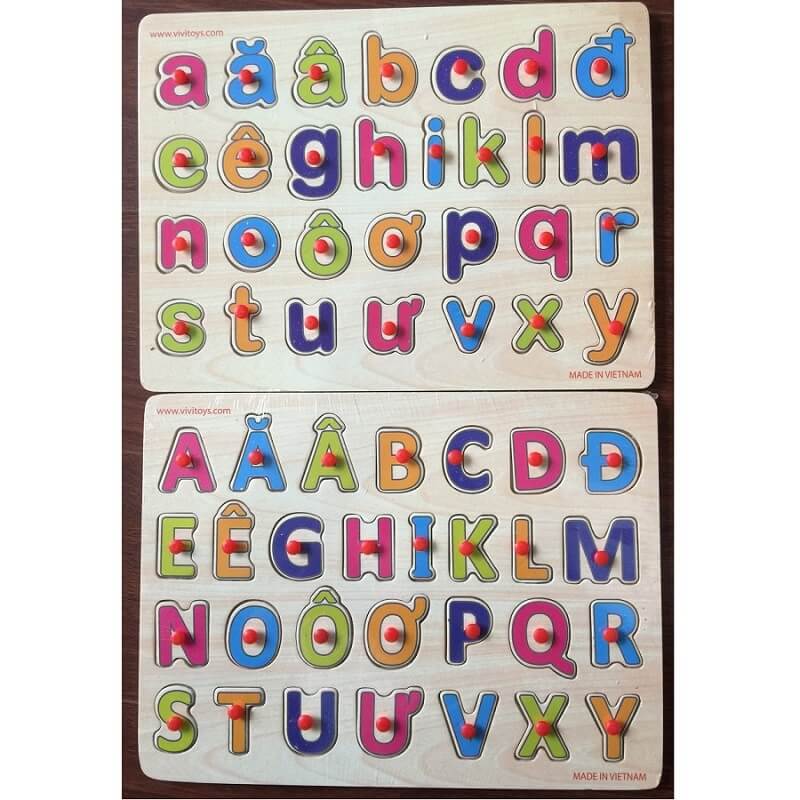 Bảng chữ cái gỗ có núm dễ dàng tháo lắp. (Ảnh: Shopee.vn)