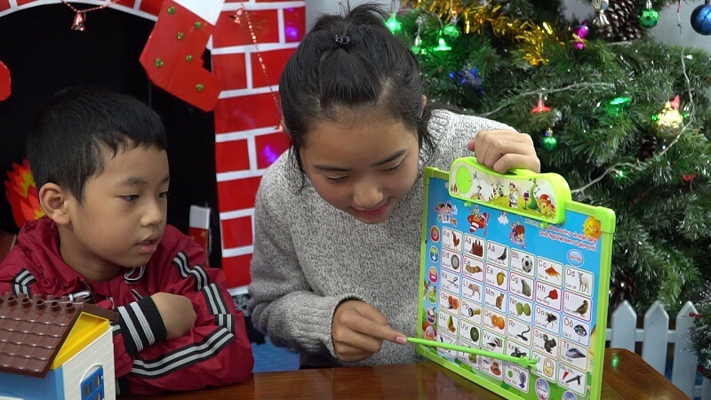 Thực hành trên bảng nhiều giúp trẻ ghi nhớ mặt chữ nhanh hơn. (Ảnh: youtube.com)