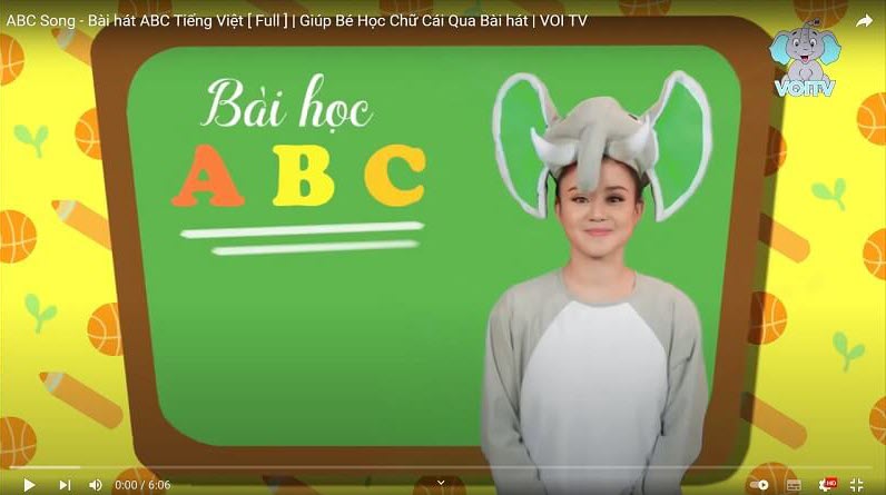 Dạy trẻ đọc bảng chữ cái từ bài hát sinh động. (Ảnh: Youtube.com)