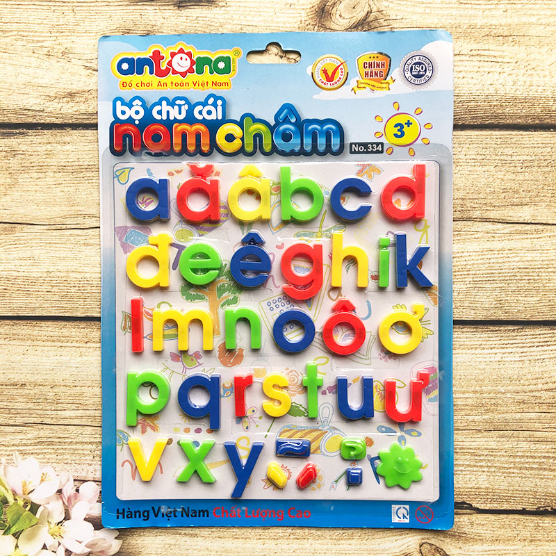 Bảng chữ cái tiếng Việt nam châm bằng nhựa. (Ảnh: Sưu tầm Internet)