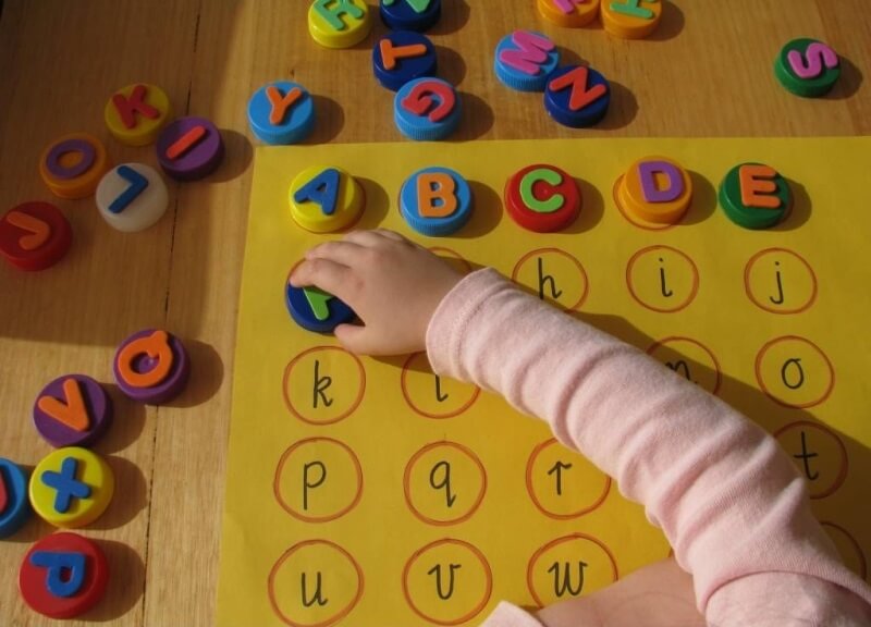 Dạy trẻ học với bảng chữ cái tiếng việt rời. (Ảnh: toplist.vn)