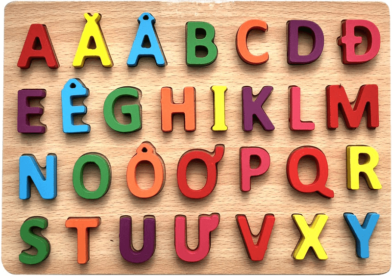 Bé tập đọc bảng chữ cái tiếng việt rời. (Ảnh: shopee.vn)