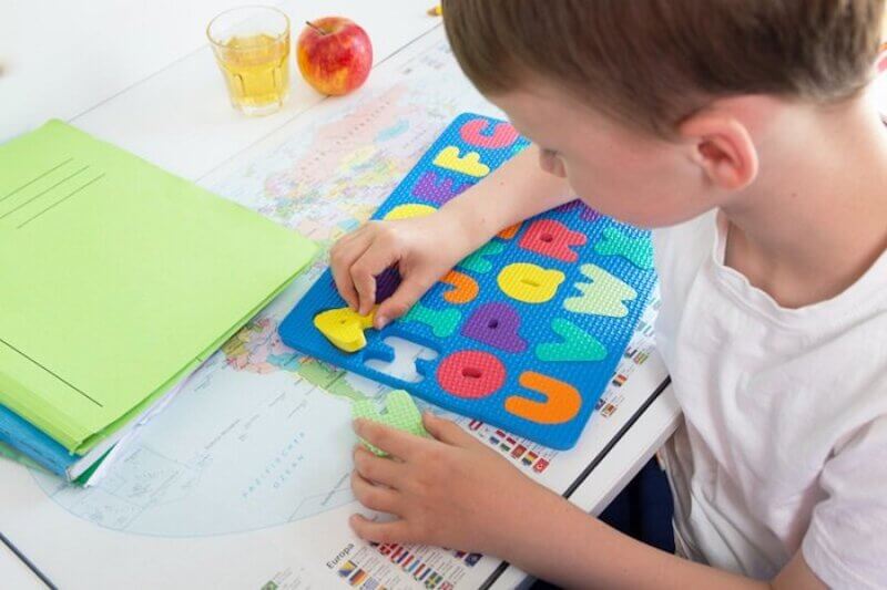 Chỉ bé học chữ nào hình nấy để con dễ nhớ hơn. (Ảnh: Sưu tầm internet)