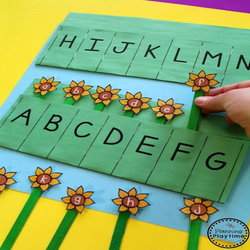 Làm chữ cái bằng giấy. (Ảnh: PlanningPlaytime)