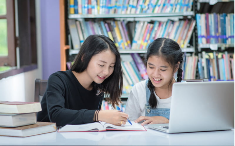 Giải bài tập về bảng tuần hoàn các nguyên tố hóa học. (Ảnh: Shutterstock.com)