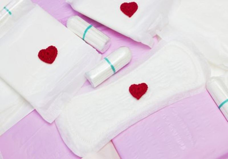 Quan hệ bị ra máu hồng. (Ảnh: Internet)