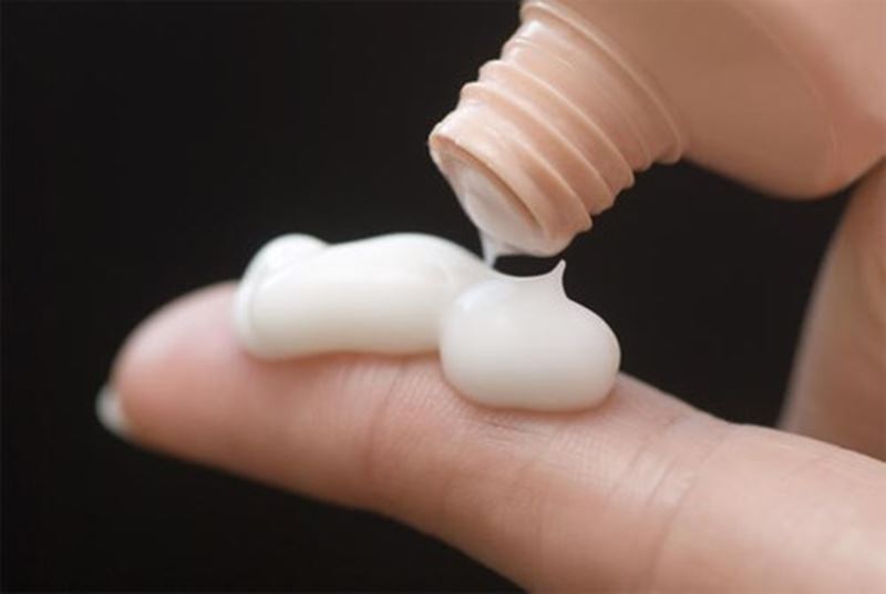 Dùng kem estrogen theo chỉ định của bác sĩ. (Ảnh: Internet)