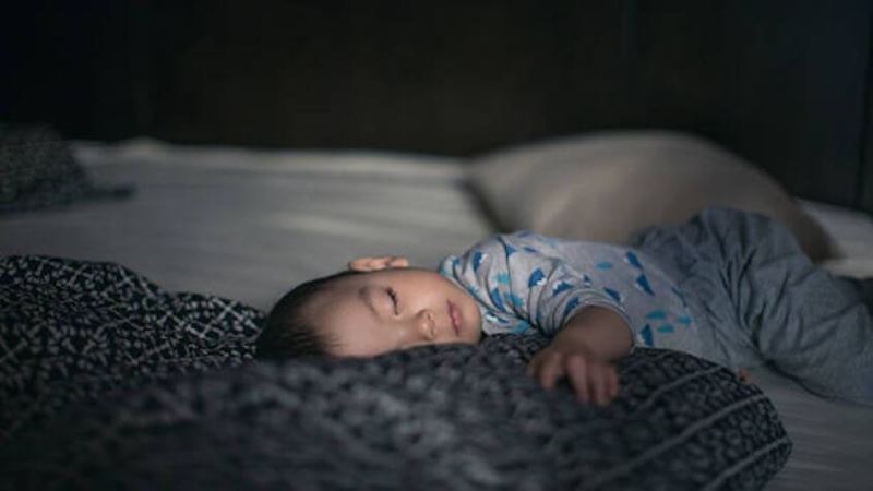 Lưu ý trong quá trình rèn bé 1 tuổi ngủ xuyên đêm. (Ảnh: Sưu tầm internet)