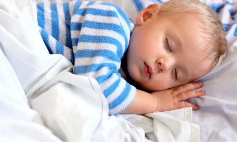 Bé 1 tuổi ngủ đêm hay lăn lộn. (Ảnh: Nguồn Internet)