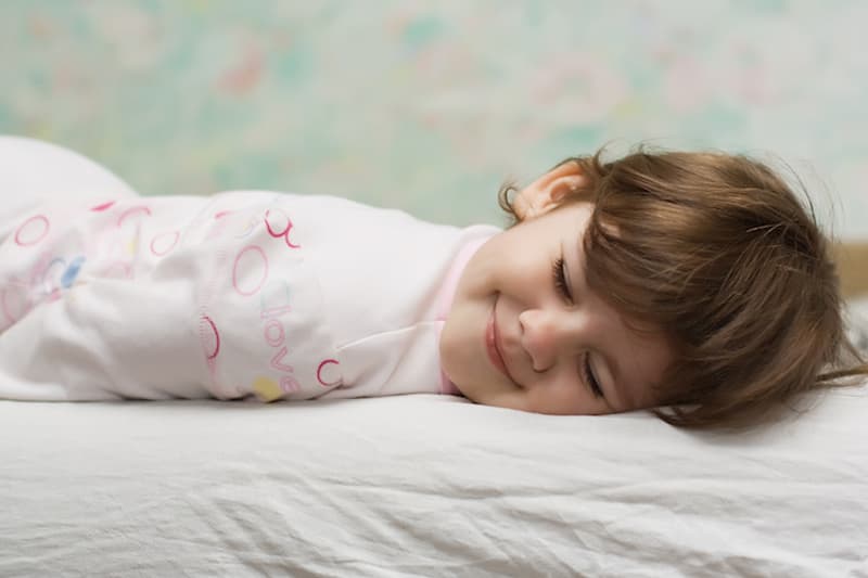 Những lưu ý khi tập cho con ngủ riêng ba mẹ cần ghi nhớ. (ảnh: sưu tầm internet)