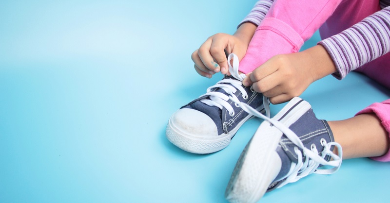 Chọn size giày phù hợp với bé 7 tuổi rất quan trọng. (Ảnh: Sưu tầm internet)