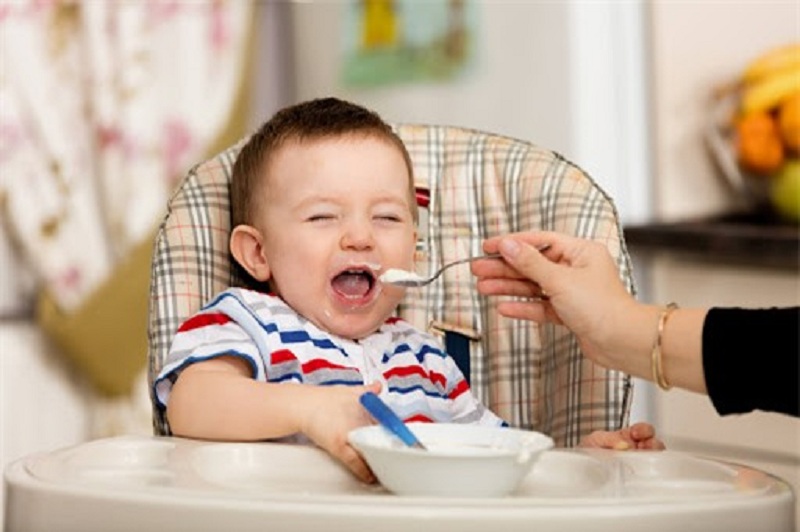 Thời điểm tốt nhất để cho bé ăn dặm là khi tròn 6 tháng tuổi. (Ảnh: Sưu tầm Internet)