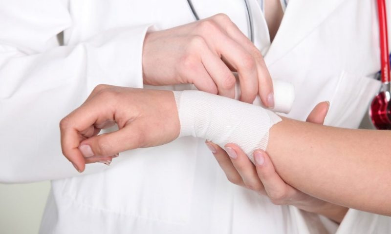 Bé bị bỏng bô xe máy phải làm sao khi bé bị bỏng cấp độ 2? (Nguồn: Sưu tầm internet)