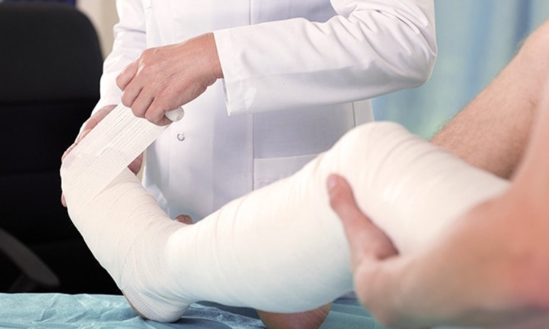 Bé bị bỏng bô xe máy cần làm sao ở cấp độ bỏng số 3? (Nguồn: Sưu tầm Internet)