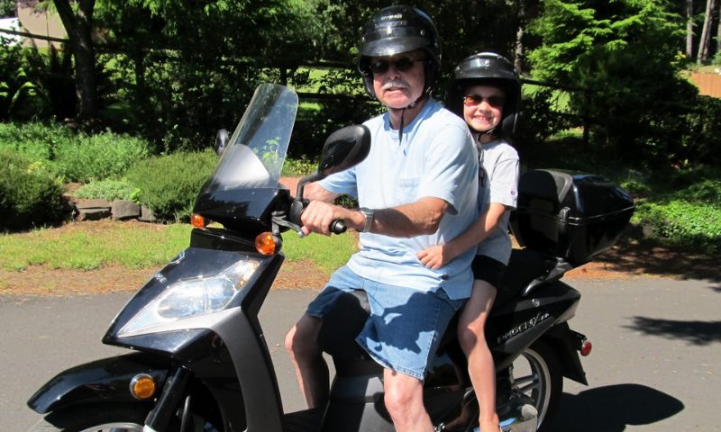 Những lưu ý khi cho trẻ ngồi sau xe máy để tránh cho bé bị bỏng ống bô (Nguồn: Sưu tầm internet)