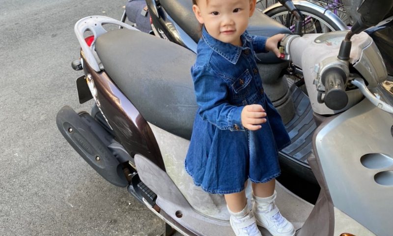 Chở bé đi xe máy khi có hai người lớn để phòng tránh bị bỏng ống bô (Nguồn: Sưu tầm internet)