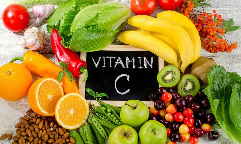 Cho trẻ bị bỏng độ 2 ăn những thực phẩm giàu vitamin C như ổi, xoài,... (Nguồn: Sưu tầm Internet)