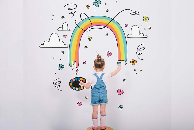 Nên cho bé mặc những trang phục thoải mái khi học vẽ. (Ảnh: Sưu tầm internet)