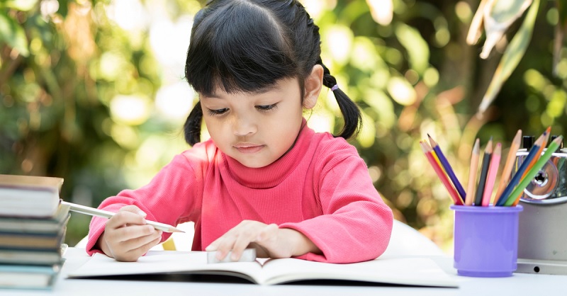 Dạy trẻ cách cầm bút đúng khi học vẽ. (Ảnh: Sưu tầm internet)