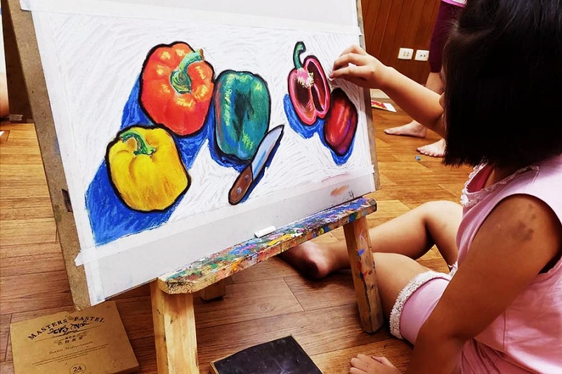 Dạy con cách tô, phối màu trong từng bức tranh. (ảnh: Sưu tầm internet)