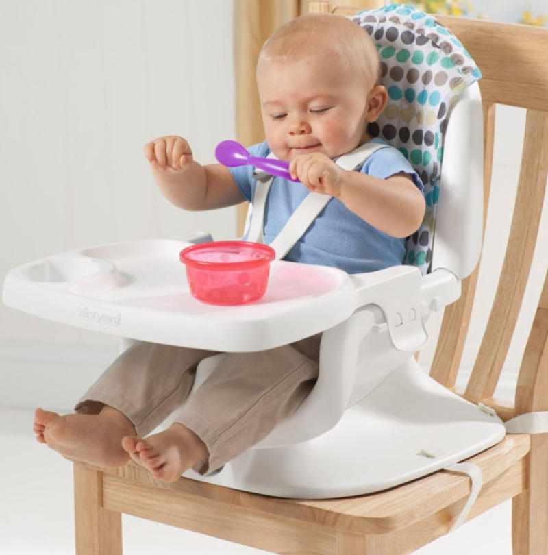 Nên thắt đai an toàn cho bé khi ngồi ghế ăn dặm. (Ảnh: Sưu tầm Internet)