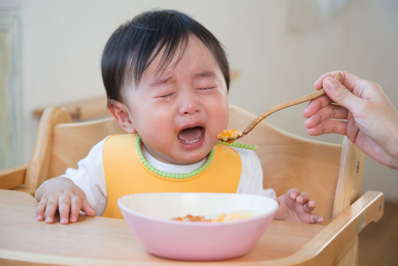 Bé ngồi ghế ăn dặm không phù hợp. (Ảnh sưu tầm Internet)