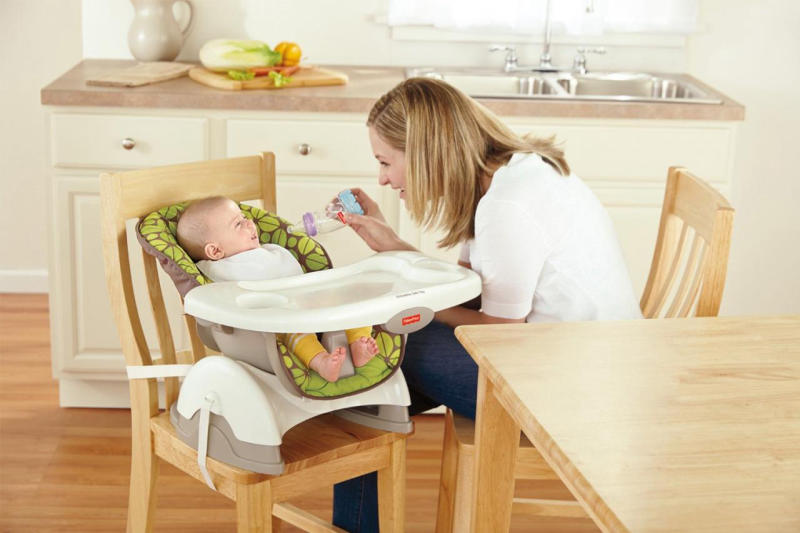 Ngồi cạnh con giúp bé ngồi ghế ăn dặm tốt hơn. (Ảnh: Sưu tầm Internet)