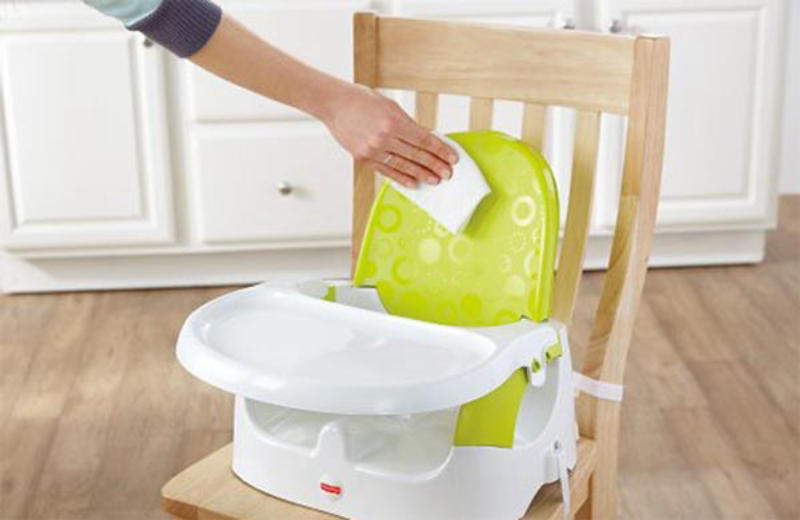 Nên vệ sinh sạch sẽ và thường xuyên ghế ngồi ăn dặm của trẻ. (Ảnh sưu tầm Internet)