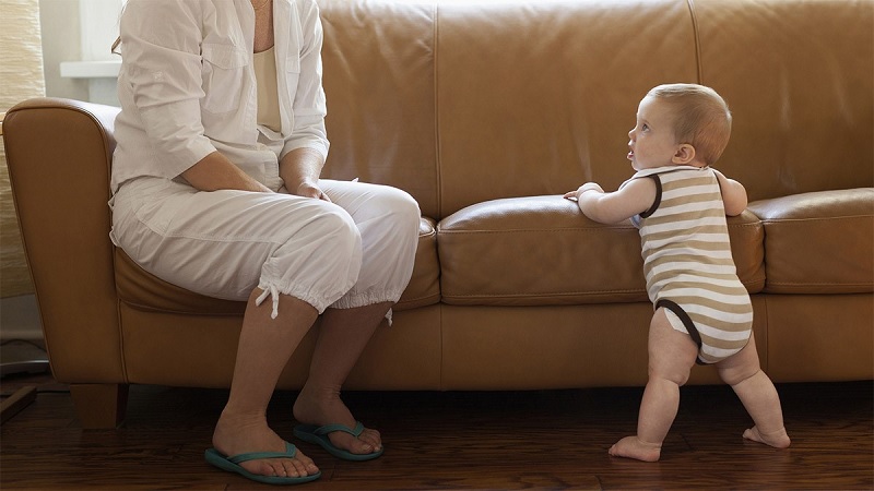 Ba mẹ nên đồng hành để hỗ trợ con tập đi an toàn hơn (Ảnh: Sưu tầm internet)