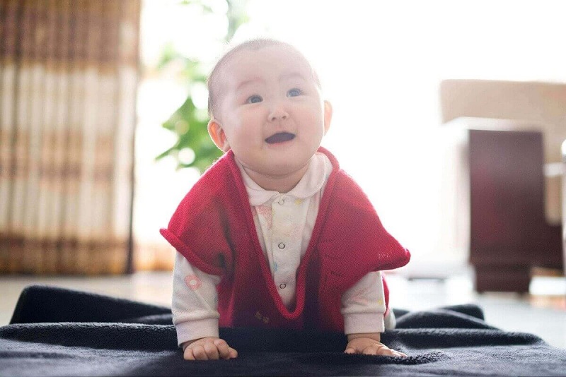 Trẻ chậm biết đi do nhiều nguyên do khác nhau (Ảnh: Sưu tầm internet)