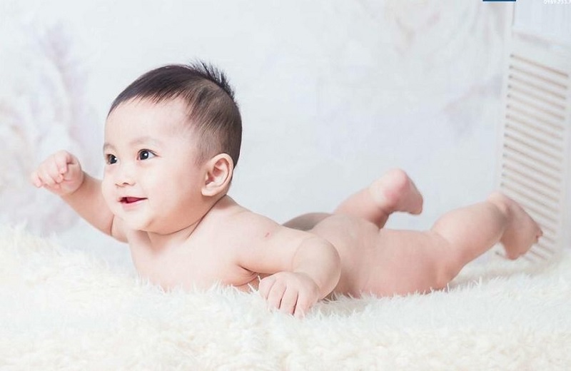 Bắt đầu từ tháng thứ 3, trẻ đã có thể bắt đầu biết lật (Ảnh: Sưu tầm internet)