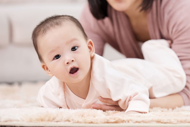 Ba mẹ cần đồng hành hỗ trợ khi con tập lật (Ảnh: Sưu tầm internet)