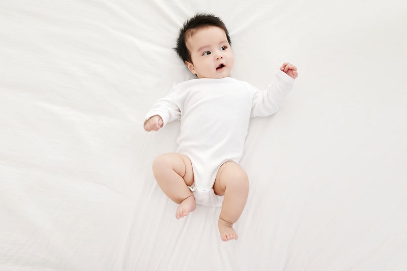 Có nhiều nguyên nhân khiến bé chưa lật sớm (Ảnh: Sưu tầm internet)