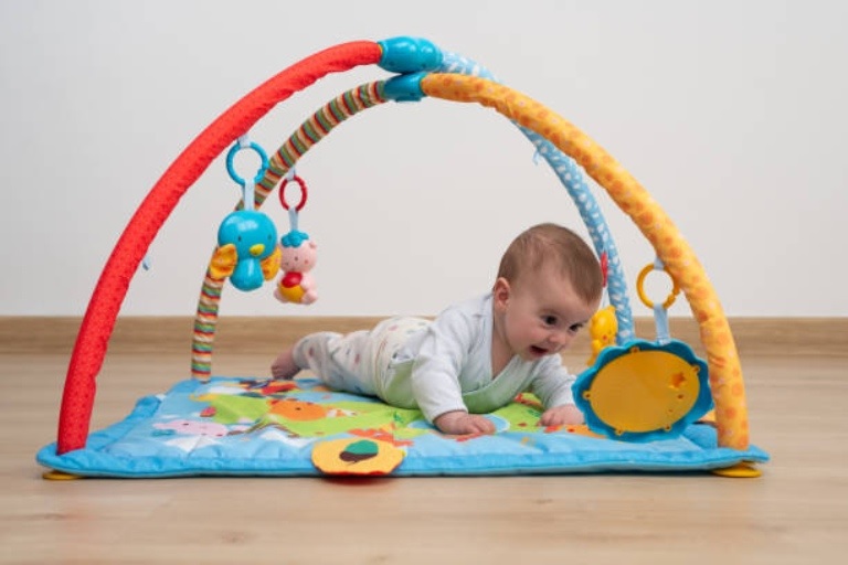 Khi bé biết lật, ba mẹ hãy tạo môi trường an toàn cho trẻ (Ảnh: Sưu tầm internet)