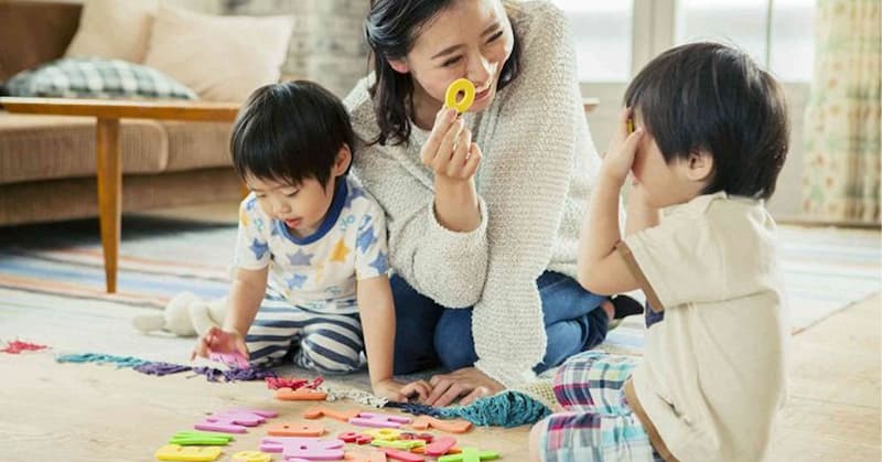 Khi đánh vần bố mẹ cần kết hợp phương pháp vừa học vừa chơi. (Ảnh: Sưu tầm internet)