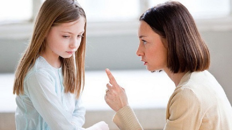 Không nên quá áp đặt hay khắt khe với việc bé phát âm sai. (Ảnh: Doisongvietnam.vn)