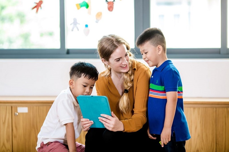 Thường xuyên đọc sách, kể chuyện cùng với bé. (Ảnh: Yola)