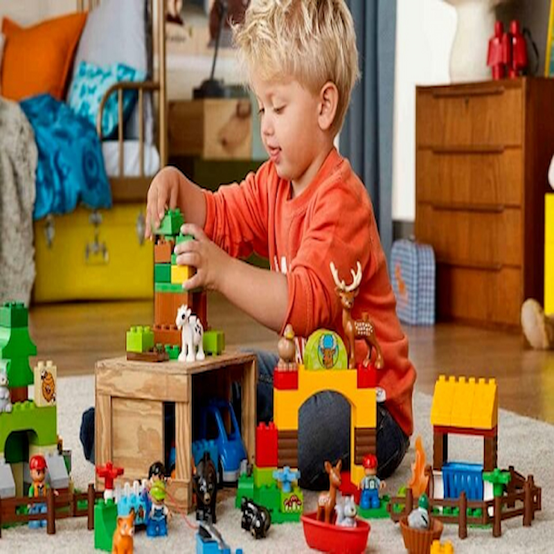 Bé nhỏ thích thú với đồ chơi lắp ghép thông minh. (Ảnh sưu tầm: Internet)