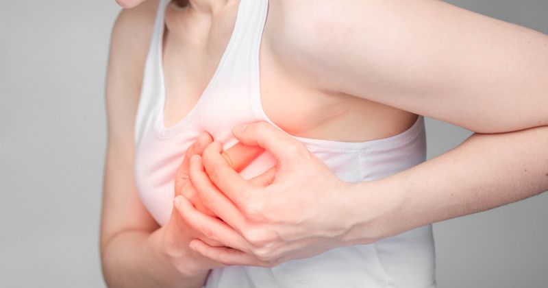 Ngực căng tức, khó chịu là biểu hiện của tắc tia sữa nổi cục. (Ảnh: Sưu tầm Internet)