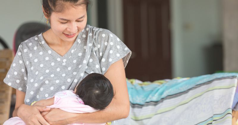 Cho trẻ bú sớm giúp kích thích tuyến sữa hoạt động hiệu quả. (Ảnh: Sưu tầm Internet)