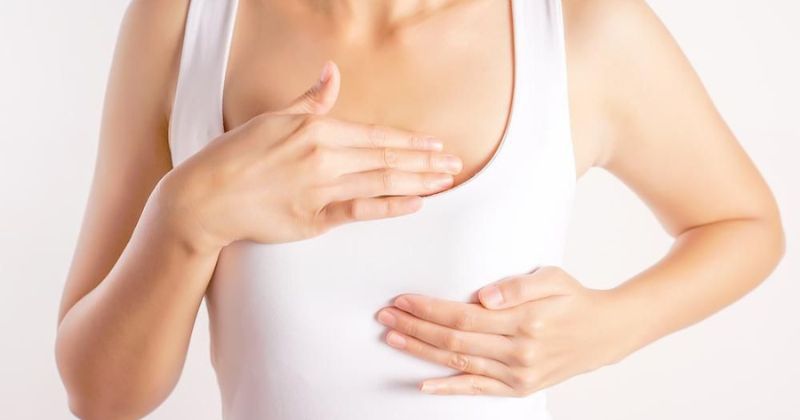 Massage ngực giúp thông tắc tia sữa hiệu quả. (Ảnh: Sưu tầm Internet)