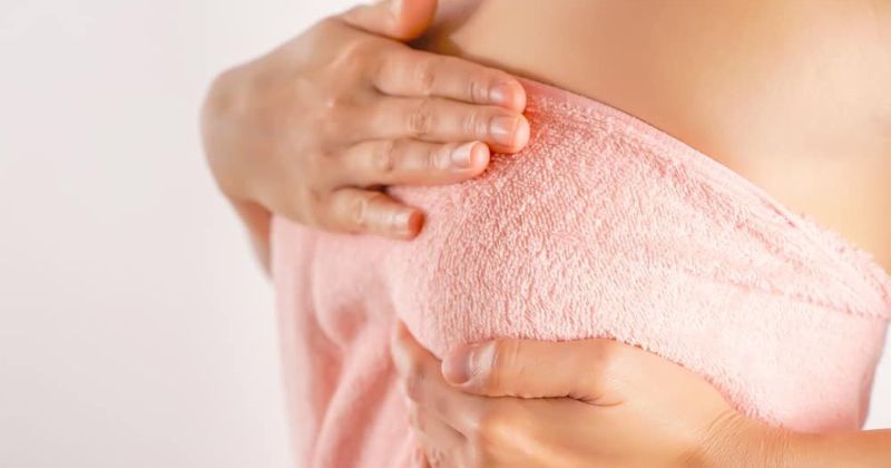 Chườm khăn ấm giúp các nang sữa được giãn nở tốt. (Ảnh: Sưu tầm Internet)