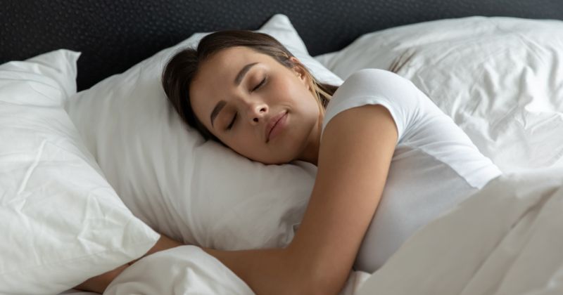 Nghỉ ngơi đầy đủ giúp giải quyết tình trạng mất ngủ sau sinh (Ảnh: Sưu tầm Internet)