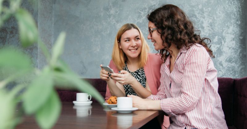 Gặp gỡ bạn bè sẽ giúp cải thiện tình trạng trầm cảm sau sinh (Ảnh: Sưu tầm Internet)