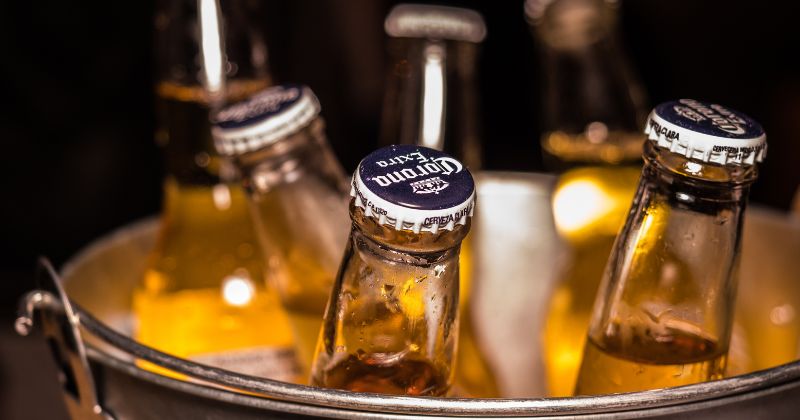 Đồ uống chứa chất kích thích không tốt cho người bị trĩ (Ảnh: Sưu tầm Internet)