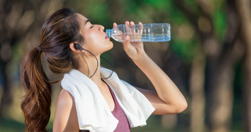 Uống đủ nước mỗi ngày có tác dụng làm giảm táo bón  (Ảnh: Sưu tầm Internet)