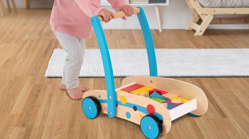 Xe gỗ tập đi kèm đồ chơi. (Ảnh: Sưu tầm internet)