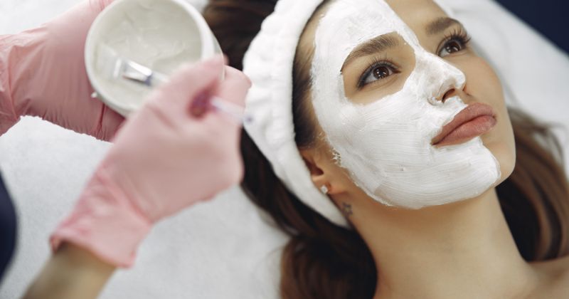 Sữa mẹ có công dụng trị mụn trứng cá. (Ảnh: Sưu tầm Internet)