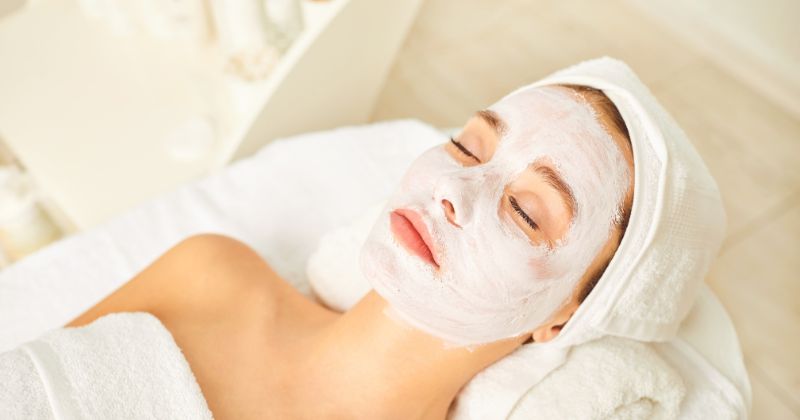 Lưu ý khi dưỡng da sau sinh bằng sữa mẹ. (Ảnh: Sưu tầm Internet)